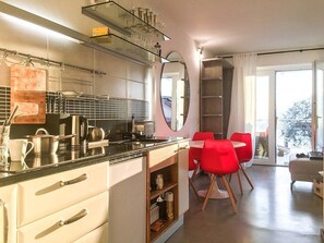 Frigorifero, microonde, forno, piano cottura