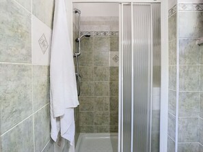 Secadora de cabello, toallas, jabón, papel de baño 