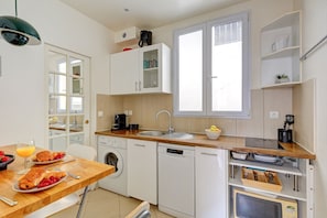 City Apartment, 1 Double Bed, Non Smoking, City View | Private kitchen | Espresso maker, coffee/tea maker, electric kettle, toaster