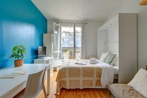 City Apartment, 1 Double Bed, Non Smoking, City View | Living area | 40-inch Smart TV with satellite channels
