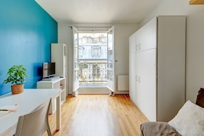 City Apartment, 1 Double Bed, Non Smoking, City View | Living area | 40-inch Smart TV with satellite channels