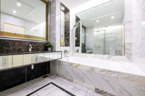 Superior appartement, 1 slaapkamer, balkon, uitzicht op stad | Badkamer | Designer toiletartikelen, een haardroger, handdoeken, zeep