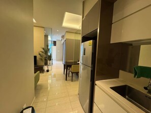 Appartement supérieur, 2 chambres, balcon, vue sur la ville | Cuisine privée | Réfrigérateur, four à micro-ondes, surface de cuisson