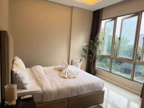 Desk, laptop workspace, free WiFi, bed sheets
