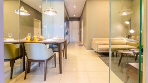 Un salon moderne comprenant un canapé, une table basse et un coin repas avec des chaises et une table.