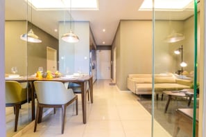 Apartamento superior, 1 habitación, balcón, vistas a la ciudad | Servicio de comidas en la habitación