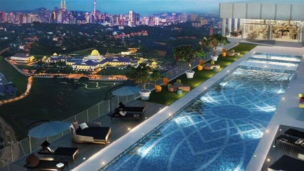 Une piscine à débordement située sur le toit, offrant une vue sur la ville, avec des chaises longues et des plantes en pot.