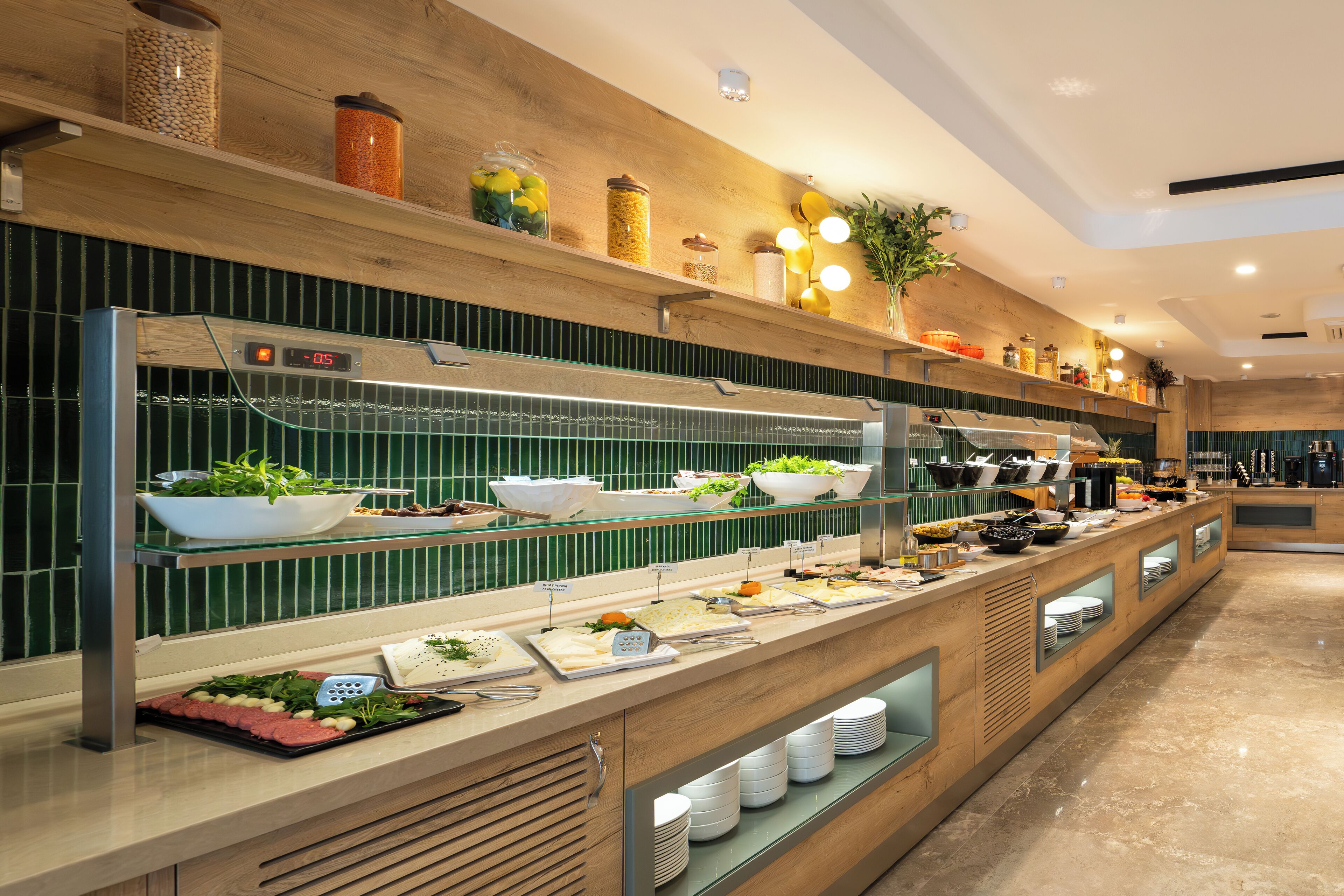 Un buffet proposant une variété de plats et d'accompagnements.
