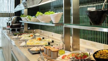 Tägliches Frühstücksbuffet (12 EUR pro Person)