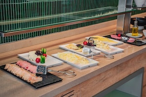 Colazione a buffet, servita tutte le mattine (25 EUR a persona)