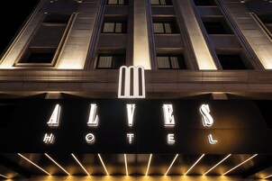 Señal de hotel con letras iluminadas que indican "ALVES HOTEL".