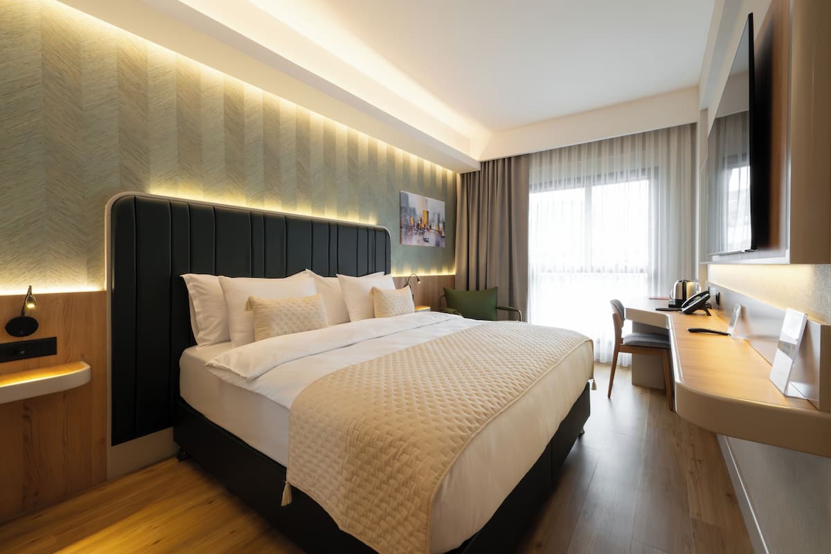 Egyptian cotton sheets, premium bedding, Tempur-Pedic beds, minibar