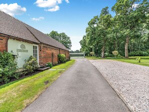 Property grounds - The Cottage - UK49370 (Woking, near Guildford)