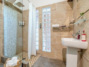 Towels - The Cottage - UK49370 (Woking, near Guildford)