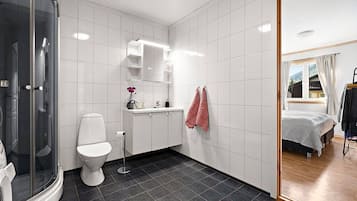 Apartment, 2 Bedrooms, Accessible, Balcony | Bathroom