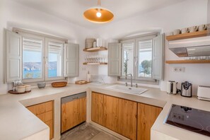 Kylskåp, ugn, spishäll och diskmaskin