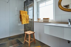 Superior Double or Twin Room | Bathroom | Shower, hair dryer, towels, soap - Biopension Satya (Offenburg)