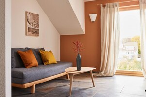 Familienzimmer mit Gartenblick | Living area | Toys