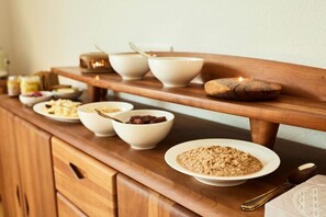 朝食 (郷土料理)、毎日提供 (無料)