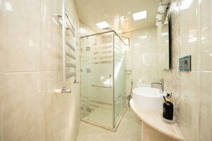 Een douche, een haardroger, handdoeken, zeep