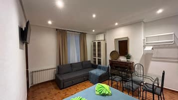 Comfort vierpersoonskamer, gemeenschappelijke badkamer | Een bureau, een strijkplank/strijkijzer, gratis wifi