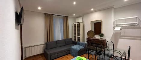 Habitación cuádruple Confort, baño compartido | Escritorio, tabla de planchar con plancha y wifi gratis