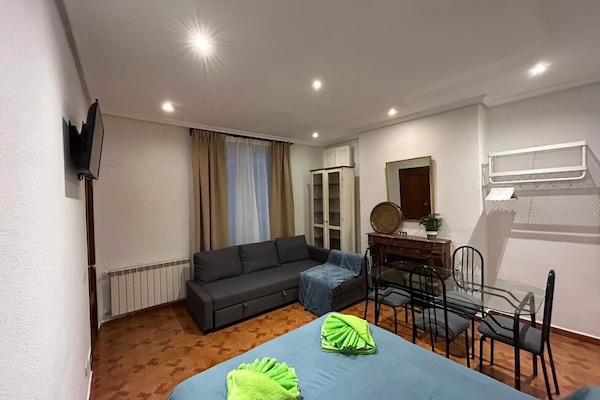 Habitación cuádruple Confort, baño compartido | Escritorio, tabla de planchar con plancha, wifi gratis