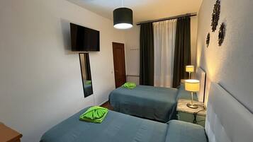 Twin kamer, gedeelde badkamer | Een bureau, een strijkplank/strijkijzer, gratis wifi