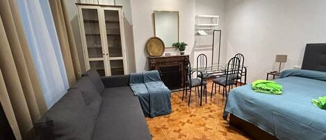 Bureau, fer et planche à repasser, Wi-Fi gratuit