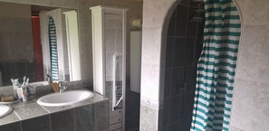 Toallas y papel de baño