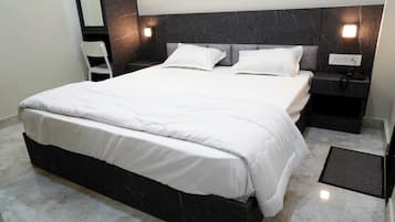 Chambre Confort, plusieurs lits, salle de bains privée | Bureau, espace de travail pour ordinateur portable, Wi-Fi gratuit