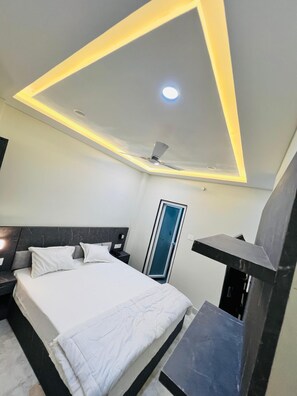 Desk, laptop workspace, free WiFi - GG STAY INN (Varanasi)