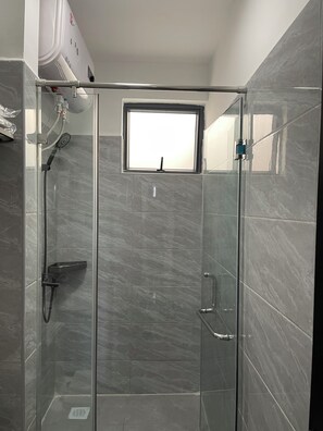 Towels, soap, toilet paper - Modern Cozy Kilimani Apartment 17th Floor - 2 Minutes From Yaya Centre (Nairobi)