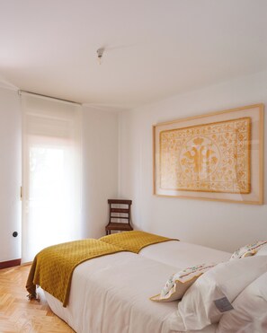 4 bedrooms, desk, iron/ironing board, travel crib