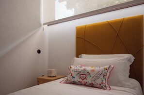 4 عدّة غرف نوم ومكتب ومكواة/لوح كي وسرير سفر