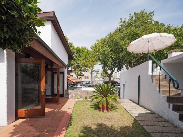 المنطقة المحيطة بالمنشأة