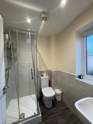 Shower, towels - Spacious 3-bed House - Sleeps 8, Garden & Parking (Peterborough)