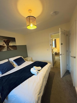 3 bedrooms, free WiFi, bed sheets - Spacious 3-bed House - Sleeps 8, Garden & Parking (Peterborough)