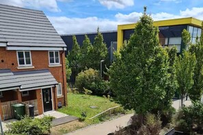 Exterior - Spacious 3-bed House - Sleeps 8, Garden & Parking (Peterborough)