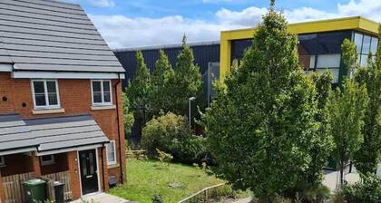 Spacious 3-bed House - Sleeps 8, Garden & Parking