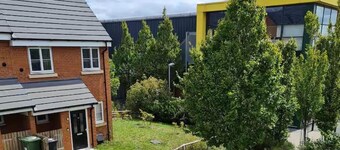 Spacious 3-bed House - Sleeps 8, Garden & Parking