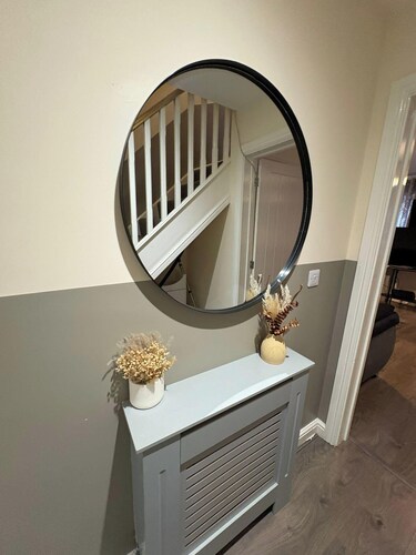 Spacious 3-bed House - Sleeps 8, Garden & Parking