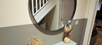 Spacious 3-bed House - Sleeps 8, Garden & Parking