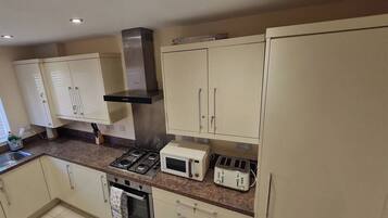 Lemari es, microwave, oven, dan kompor