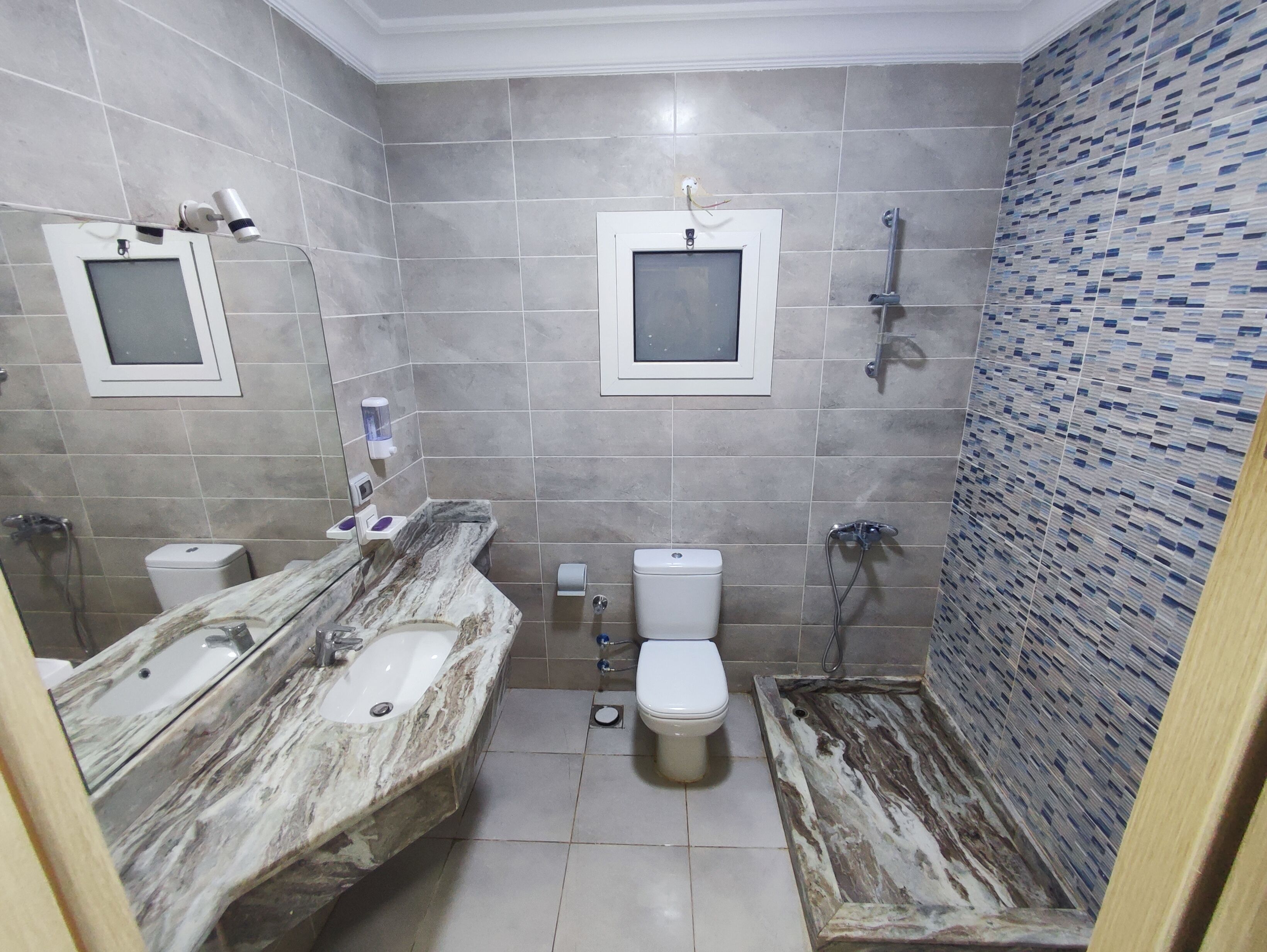 Een bubbelbad, zeep, toiletpapier