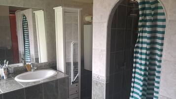 Een haardroger, handdoeken, zeep, toiletpapier