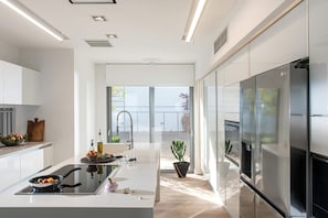 Micro-ondes, four, plaque de cuisson, lave-vaisselle