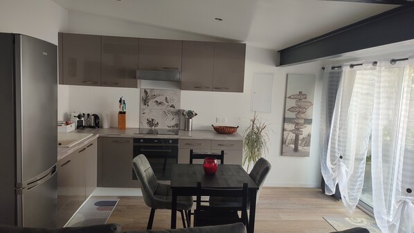 Fridge, microwave, oven, stovetop - Welcome to Yoyo and Cristina (Arès)