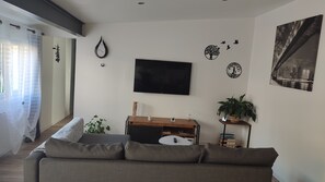 TV, books - Welcome to Yoyo and Cristina (Arès)