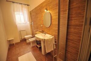 Douche, sèche-cheveux, bidet, serviettes fournies